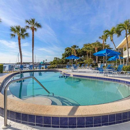 Hilton Vacation Club Charter Club Naples Bay Hotel Bagian luar foto