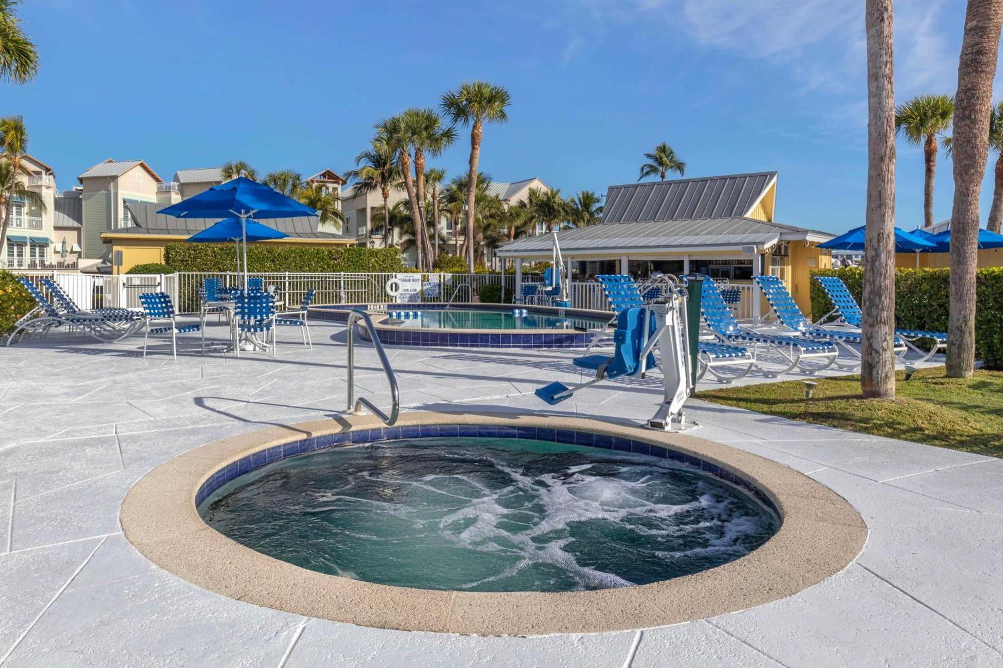 Hilton Vacation Club Charter Club Naples Bay Hotel Bagian luar foto