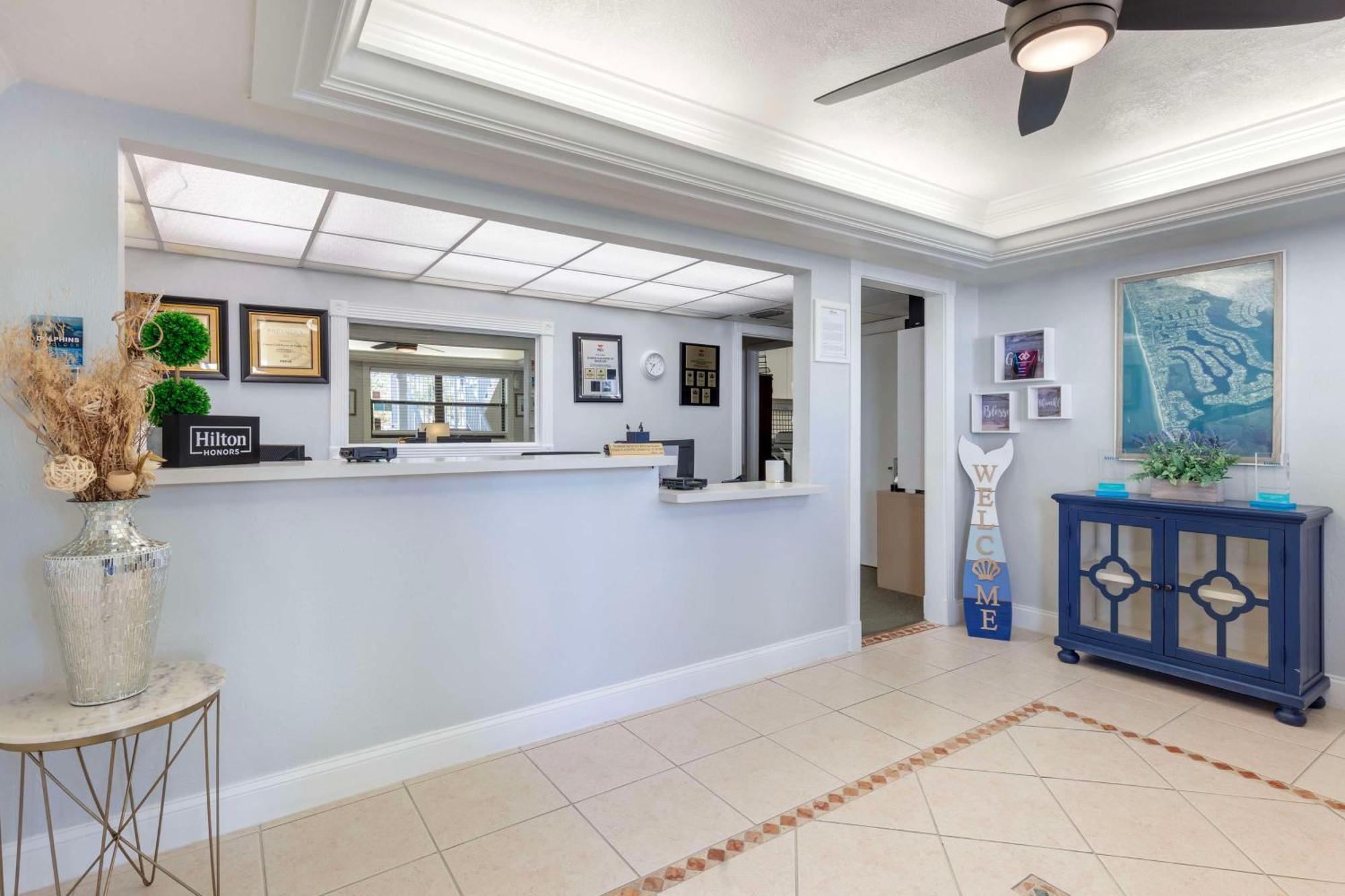 Hilton Vacation Club Charter Club Naples Bay Hotel Bagian luar foto