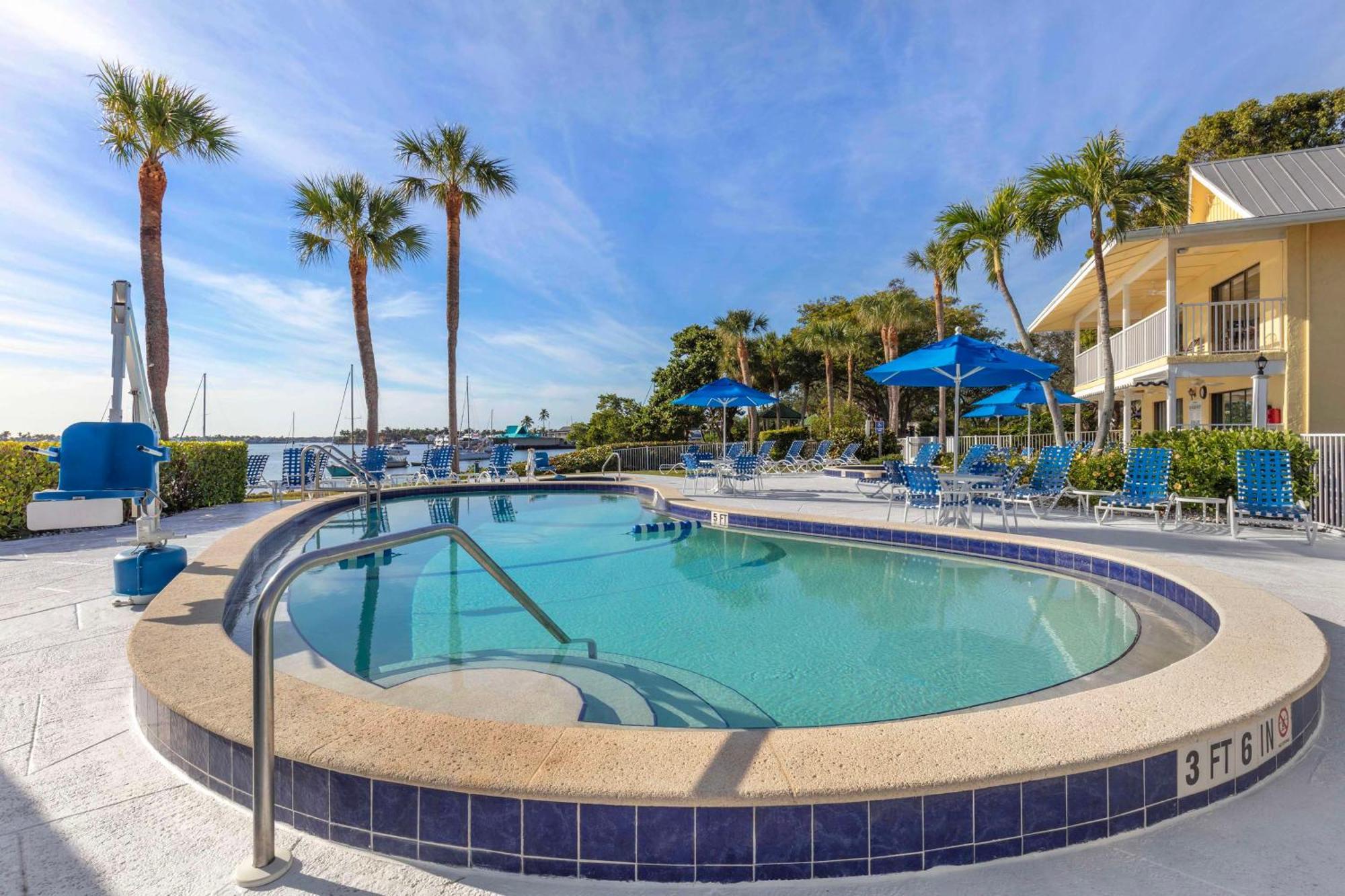 Hilton Vacation Club Charter Club Naples Bay Hotel Bagian luar foto