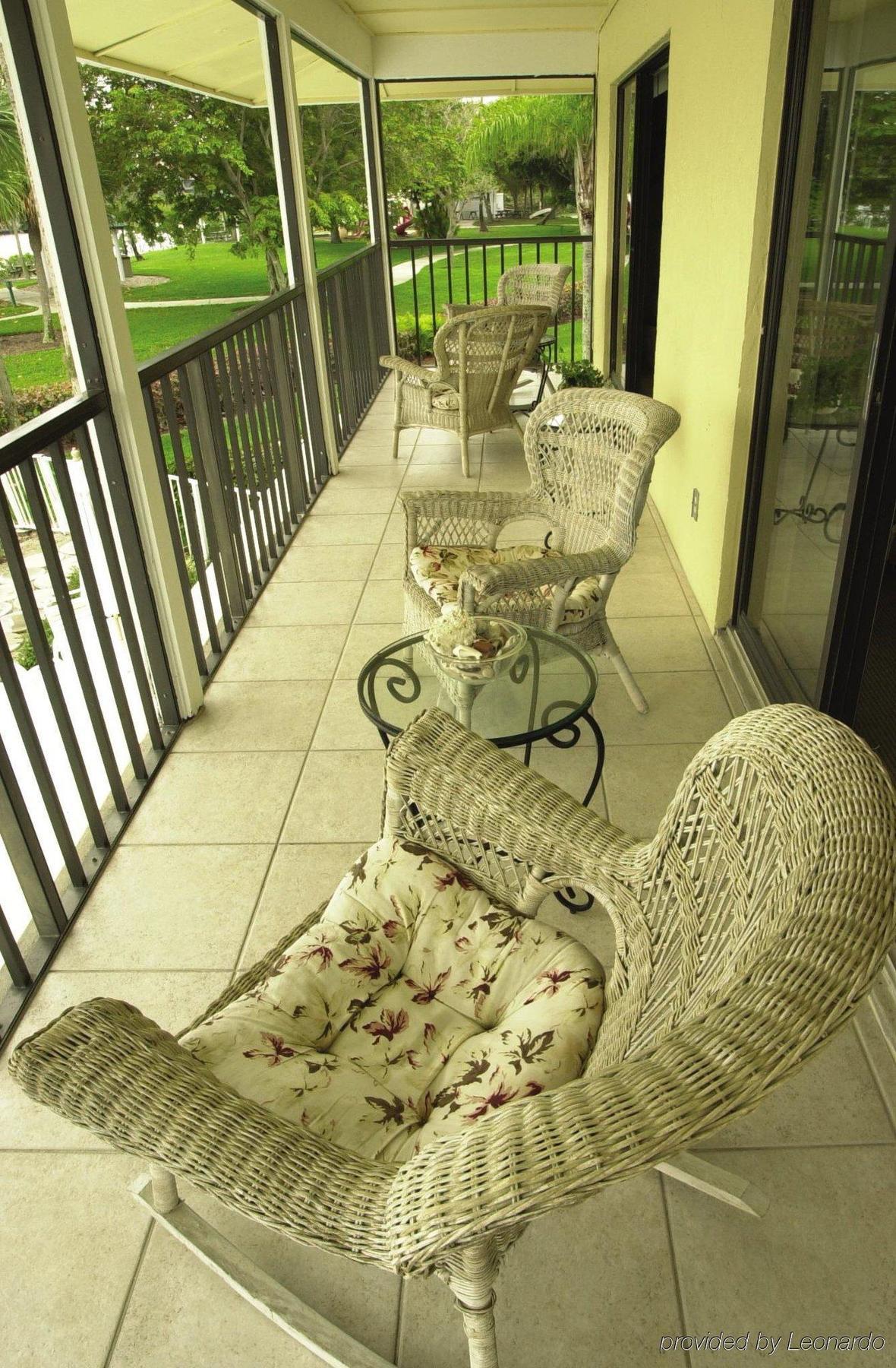 Hilton Vacation Club Charter Club Naples Bay Hotel Bagian luar foto